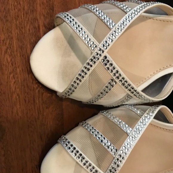 Peep toe formal shoe by nina corita style. Sz 8.5
Wedding pumps - Picture 4 of 8